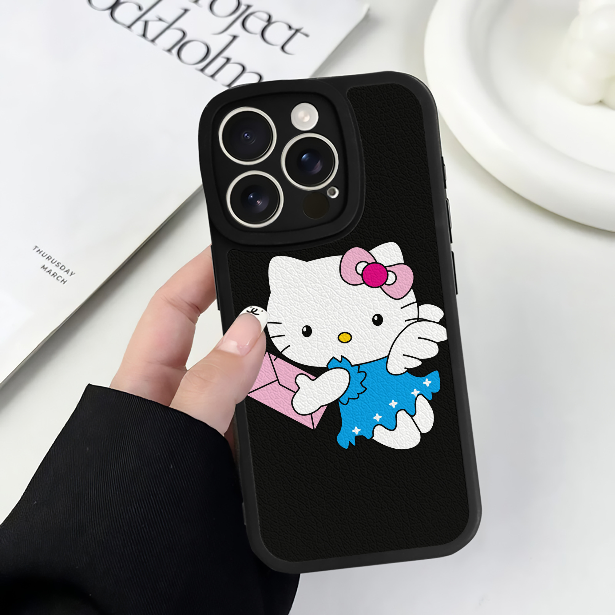 （画像用） Hello Kitty ハローキティ 【iPhone 16シリーズ対応】シリコンスマホケース（レザー調） 材質：シリコン